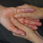 contact met handen bij lichaamsgerichte therapie